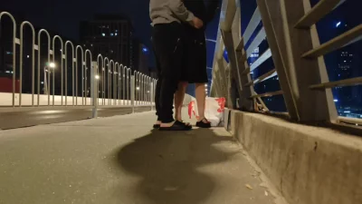 超刺激！人来人往大桥上口交漏出！