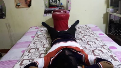 短丝裸足足交吐奶射一脚